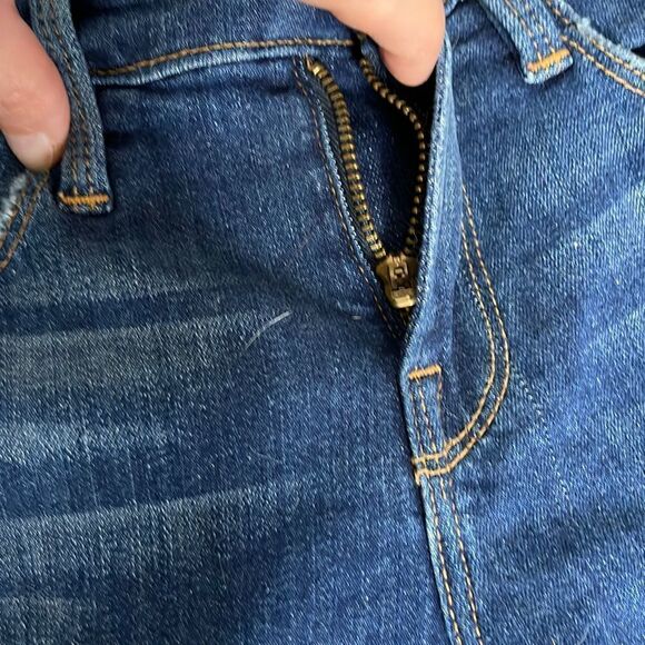 Super cute FRAME Brand Factory Distressed Skinny Jeans - Picture 8 of 15